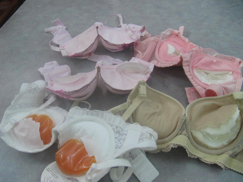 Người tiêu đang rối trước thông tin hàng loạt áo ngực chứa dung dịch lạ chưa rõ tác hại này