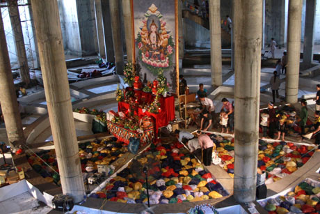 Hầm của tháp- đã được yểm một phần với những bao ngũ cốc. Ảnh chụp chiều 6-5.