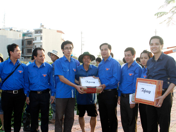 Cùng với thăm hỏi, tặng quà các gia đình nạn nhân của bão số 8, đoàn công tác cũng đã động viên các bạn đoàn thanh niên tham gia khắc phục hậu quả của bão như khơi thông dòng chảy, làm vệ sinh môi trường...