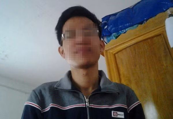  Cứ đến đêm là vợ chồng anh Nguyên lại thay nhau đi chở hoa quả thuê ngoài chợ đầu mối để kiếm tiền về quê ăn Tết. (Ảnh Duyên Duyên)
