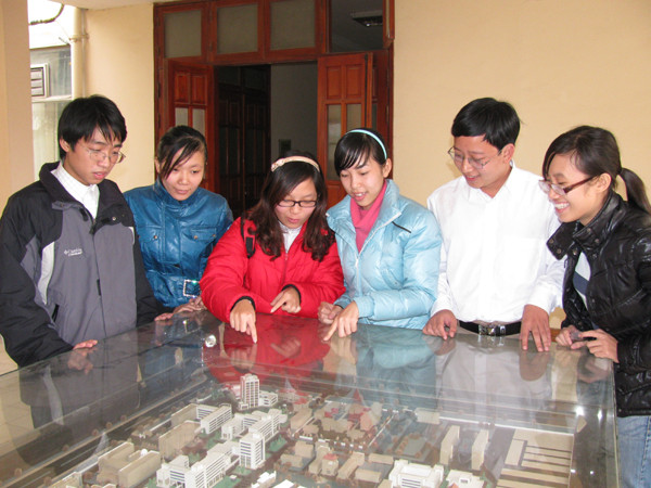 Sinh viên ĐH Quốc gia Hà Nội xem mô hình trường mình trong tương lai