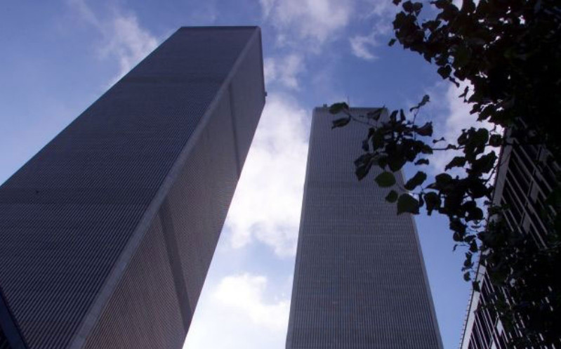 Tòa tháp đôi Trung tâm Thương mại thế giới trước vụ khủng bố và tòa tháp bằng ánh sáng được dựng lên đổ tưởng nhớ sự kiện 11-9. Tòa tháp đôi Trung tâm Thương mại thế giới trước vụ khủng bố và tòa tháp bằng ánh sáng được dựng lên đổ tưởng nhớ sự kiện 11-9