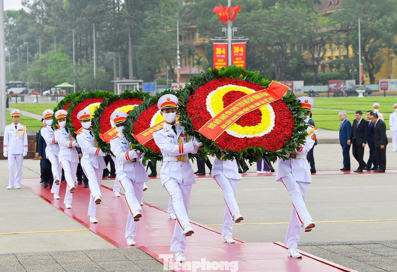 Vòng hoa của đoàn mang dòng chữ "Đời đời nhớ ơn Chủ tịch Hồ Chí Minh vĩ đại".