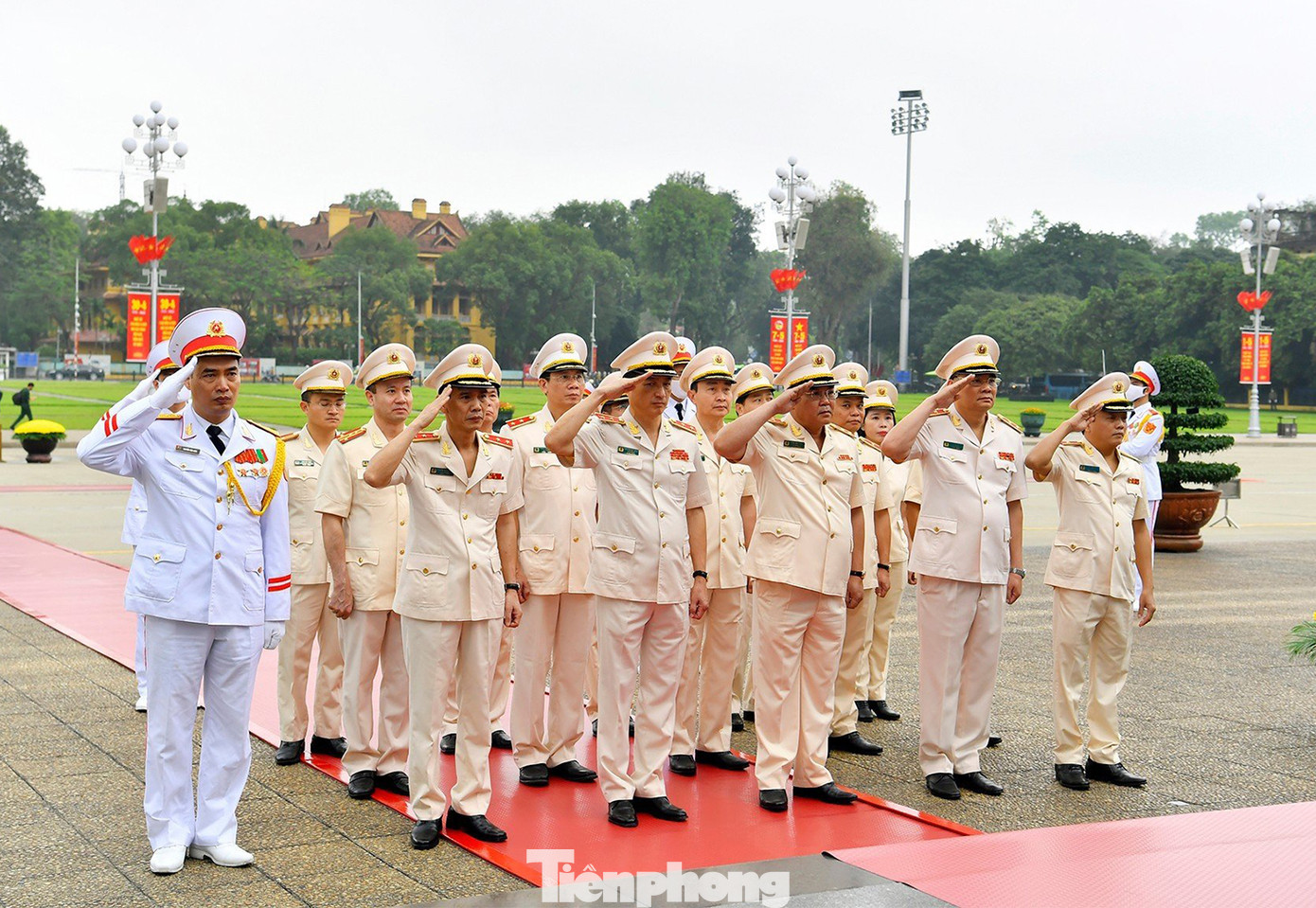 Đoàn đại biểu Đảng ủy Công an Trung ương và Bộ Công an thành kính tưởng nhớ Chủ tịch Hồ Chí Minh.