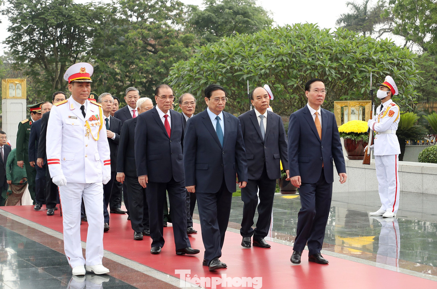 Đoàn đại biểu đặt vòng hoa, tưởng niệm các Anh hùng liệt sỹ tại Đài tưởng niệm các Anh hùng liệt sỹ trên đường Bắc Sơn