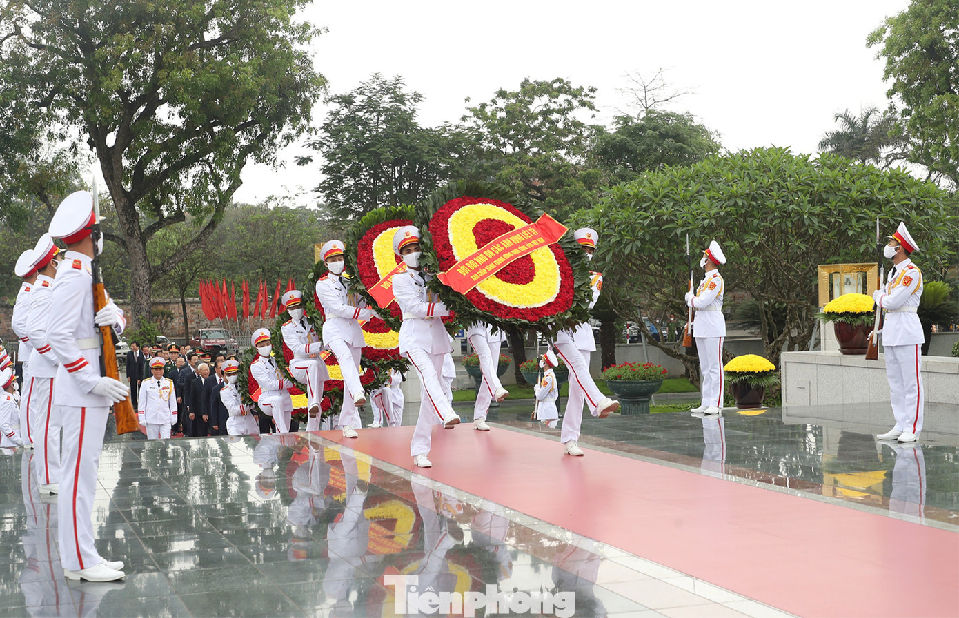 Tiếp đó, đoàn đại biểu đã đặt vòng hoa, tưởng niệm các Anh hùng liệt sỹ tại Đài tưởng niệm các Anh hùng liệt sỹ trên đường Bắc Sơn. Vòng hoa của Đoàn mang dòng chữ: "Đời đời nhớ ơn các Anh hùng liệt sỹ."