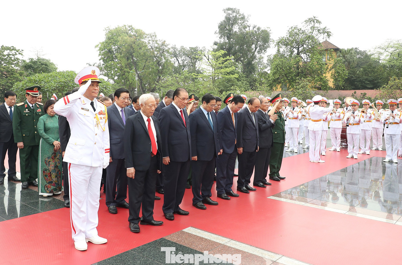 Các lãnh đạo, nguyên lãnh đạo Đảng, Nhà nước tưởng niệm các Anh hùng liệt sỹ.