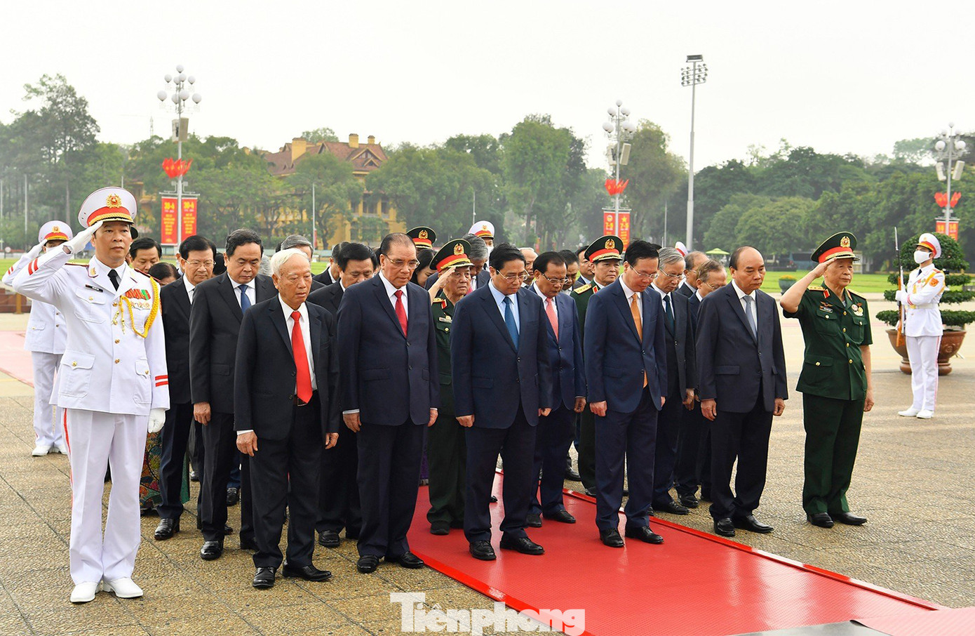 Các lãnh đạo, nguyên lãnh đạo Đảng, Nhà nước thành kính tưởng nhớ Chủ tịch Hồ Chí Minh.