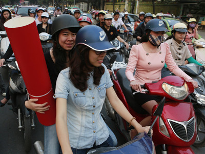 Liên bộ Khoa học&Công nghệ, Công an, Công thương và Giao thông Vận tải từng phải dừng thông tư 06 xử phạt người đội mũ bảo hiểm rởm do văn bản thiếu tính thực tiễn. Ảnh: Hồng Vĩnh. Liên bộ Khoa học&Công nghệ, Công an, Công thương và Giao thông Vận tải từng phải dừng thông tư 06 xử phạt người đội mũ bảo hiểm rởm do văn bản thiếu tính thực tiễn. Ảnh: Hồng Vĩnh