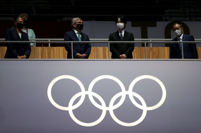 Buổi Lễ có sự tham dự của Chủ tịch IOC Thomas Bach, Thái tử Nhật Bản Naruhito, Thủ tướng Yoshihide Suga và Thống đốc Tokyo Yuriko Koike (từ trái qua phải).