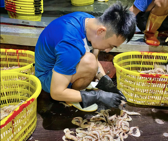 Cầu thủ Hải Huy phụ gia đình ở chợ hải sản để kiếm thêm thu nhập trong thời gian nghỉ thi đấu và bị CLB nợ lương nhiều tháng Cầu thủ Hải Huy phụ gia đình ở chợ hải sản để kiếm thêm thu nhập trong thời gian nghỉ thi đấu và bị CLB nợ lương nhiều tháng