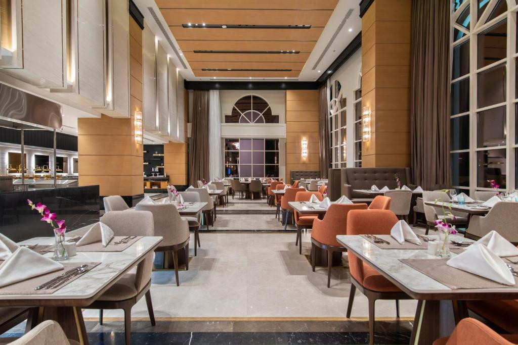 Không gian ăn uống tại khách sạn Gardino. Khách sạn phục vụ buffet, cung cấp các món ăn theo phong cách châu Âu và châu Á Không gian ăn uống tại khách sạn Gardino. Khách sạn phục vụ buffet, cung cấp các món ăn theo phong cách châu Âu và châu Á