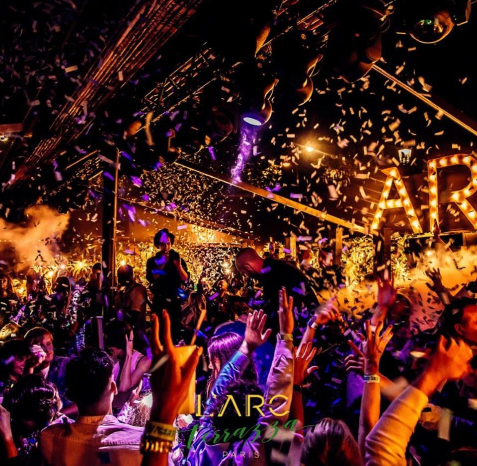 L'Arc là một trong những hộp đêm nổi tiếng ở Paris L'Arc là một trong những hộp đêm nổi tiếng ở Paris