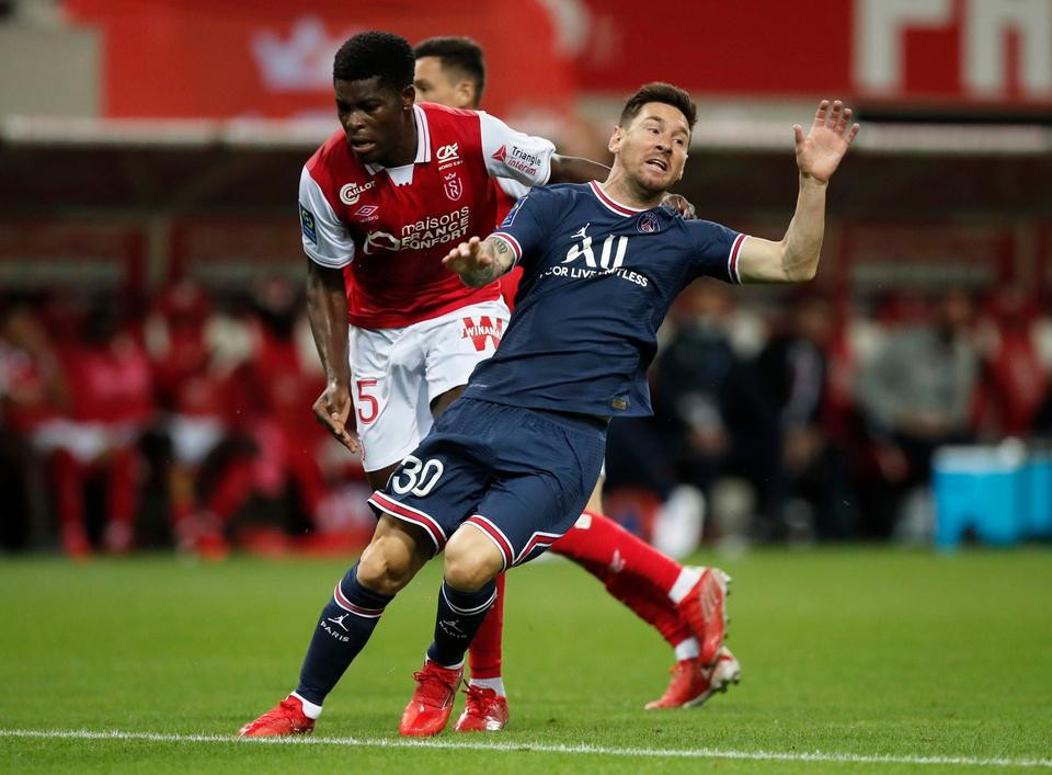 Trong 24 phút có mặt trên sân, Messi thi đấu khá năng nổ. Ở các tình huống có bóng, anh khiến các hậu vệ Reims phải rất vất vả, thậm chí phải phạm lỗi mới có thể ngăn cản. Trong 24 phút có mặt trên sân, Messi thi đấu khá năng nổ. Ở các tình huống có bóng, anh khiến các hậu vệ Reims phải rất vất vả, thậm chí phải phạm lỗi mới có thể ngăn cản.