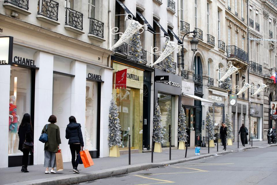 Phố Rue du Faubourg Saint Honoré không thiếu những thương hiệu thời trang đình đám Phố Rue du Faubourg Saint Honoré không thiếu những thương hiệu thời trang đình đám