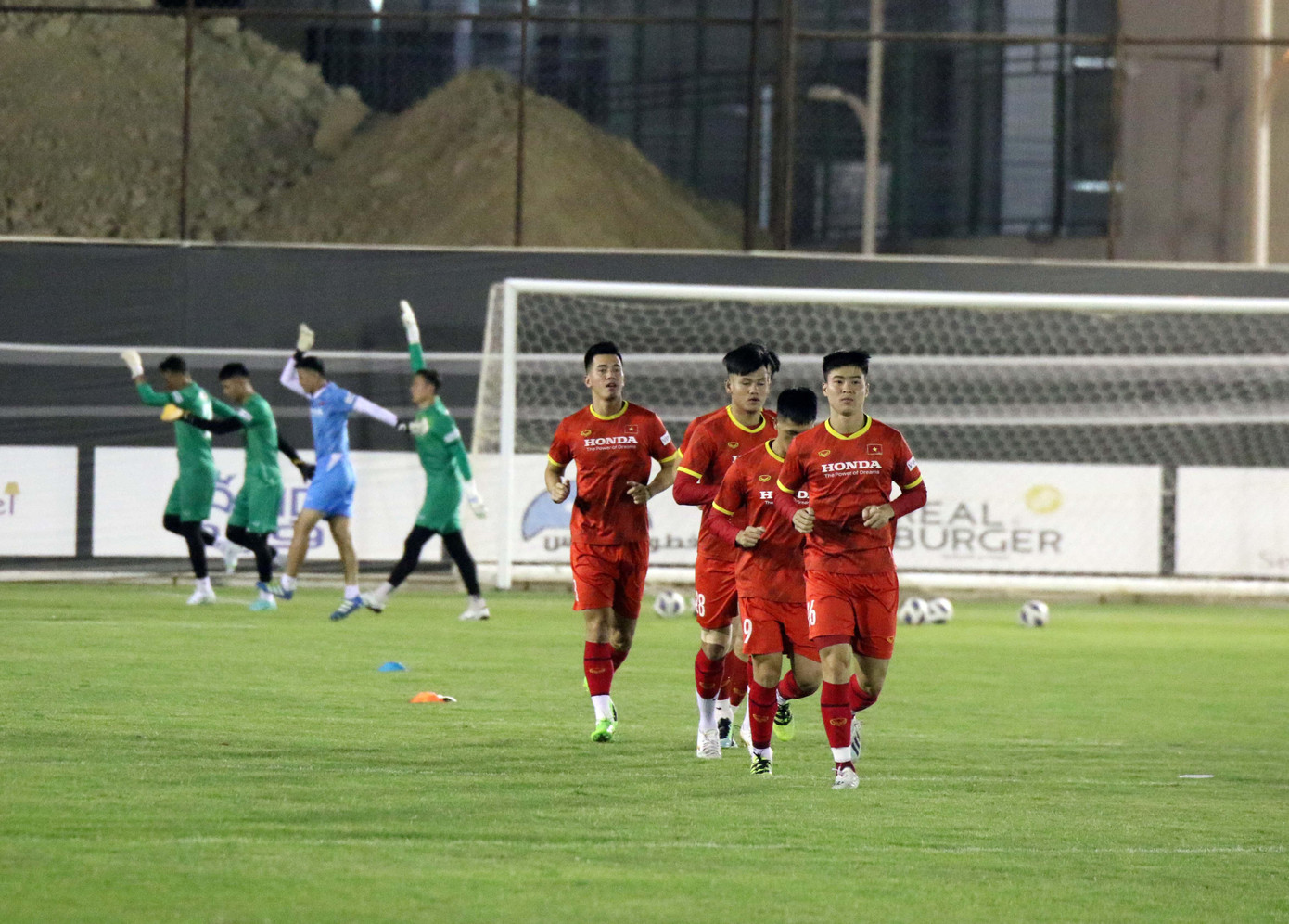 Điều quan trọng nhất là không có cầu thủ nào bị dính chấn thương và đội tuyển tiếp tục bảo toàn lực lượng cho đến thời điểm hiện tại.