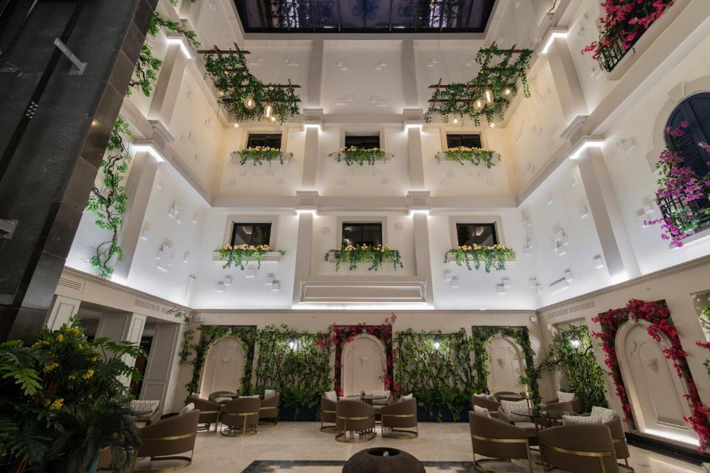 Khách sạn toát lên vẻ sang trọng khi được trạng trí bằng tông màu vàng và trắng ưa chuộng tại Saudi Arabia. Khách sạn toát lên vẻ sang trọng khi được trạng trí bằng tông màu vàng và trắng ưa chuộng tại Saudi Arabia.