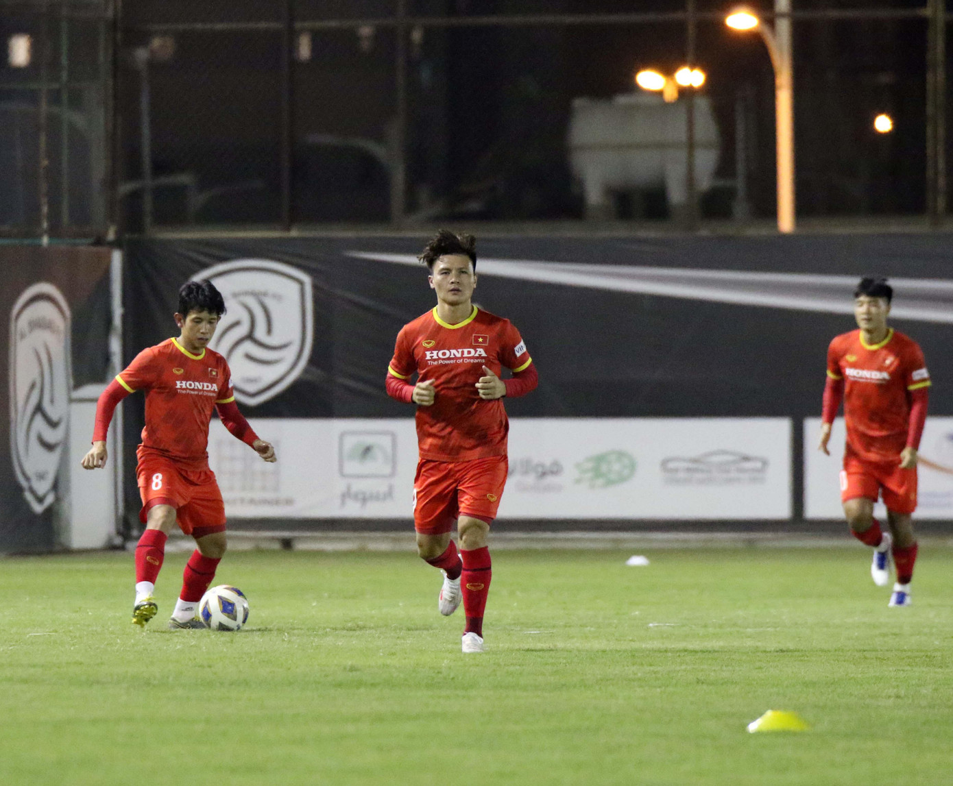 ĐT Việt Nam sẽ có thêm 2 buổi tập nữa để chuẩn bị cho trận đấu với ĐT Saudi Arabia, trong đó có 1 buổi tập làm quen sân thi đấu King Saud University vào tối ngày 1/9 tới.