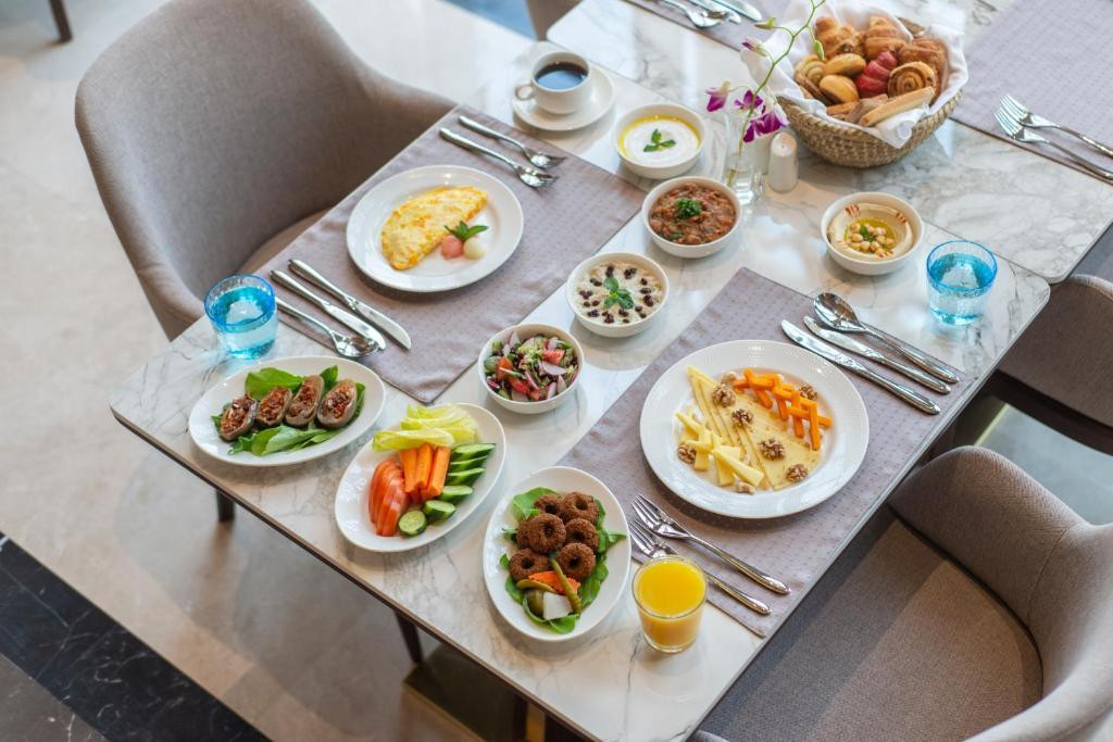 Các món ăn được phục vụ cho nhiều khẩu vị khác nhau Các món ăn được phục vụ cho nhiều khẩu vị khác nhau