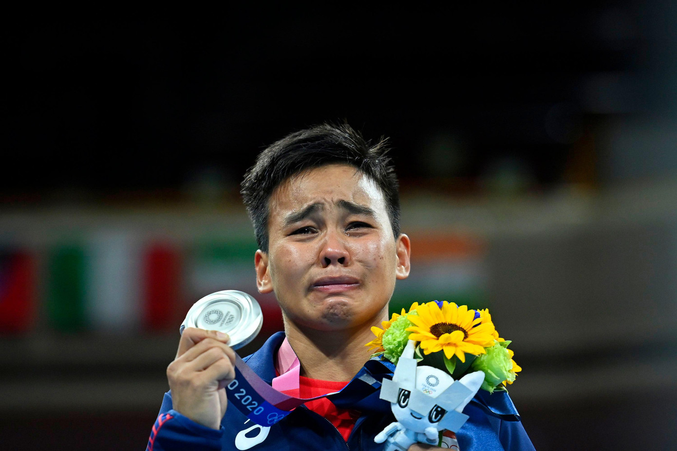 Nữ võ sĩ Nesthy Petecio bật khóc khi mang về HCB boxing hạng 54-57kg cho Philippines.