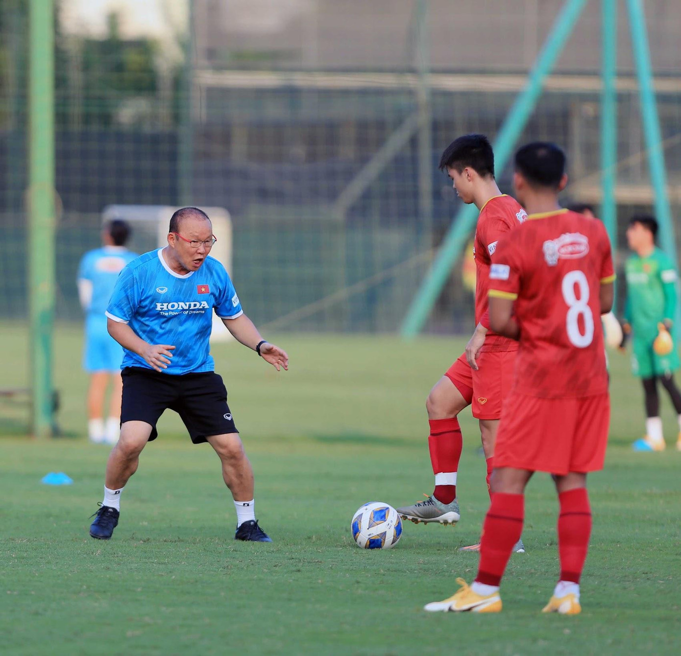 Không khí khẩn trương bao trùm buổi tập tại buổi tập chiều nay. Đó cũng là điều dễ hiểu bởi chỉ còn chưa đầy một tuần nữa ĐT Việt Nam sẽ chạm trán Saudi Arabia.