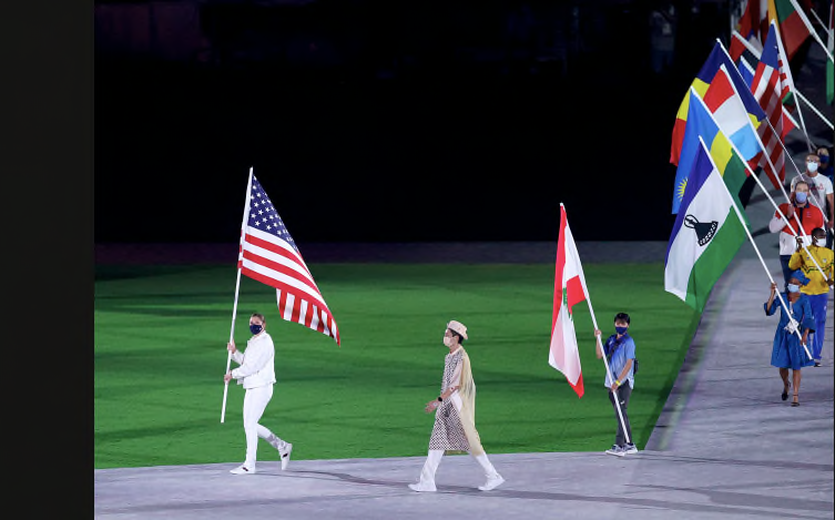 Những vận động viên đạt thành tích cao, đại diện cầm cờ cho 205 quốc gia, vùng lãnh thổ tham gia tranh tài tiến vào vòng tròn trung tâm sân vận động. Có tổng cộng 4.599 vận động viên tham dự lễ bế mạc