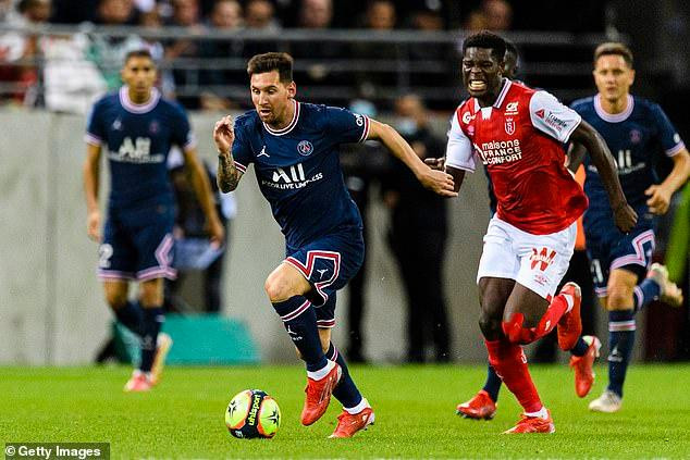 Messi cũng có nhiều pha phối hợp với đồng đội. Có ít nhất 2 tình huống, ngôi sao 34 tuổi đột phá để phối hợp với Mbappe nhưng bất thành. Messi cũng có nhiều pha phối hợp với đồng đội. Có ít nhất 2 tình huống, ngôi sao 34 tuổi đột phá để phối hợp với Mbappe nhưng bất thành.