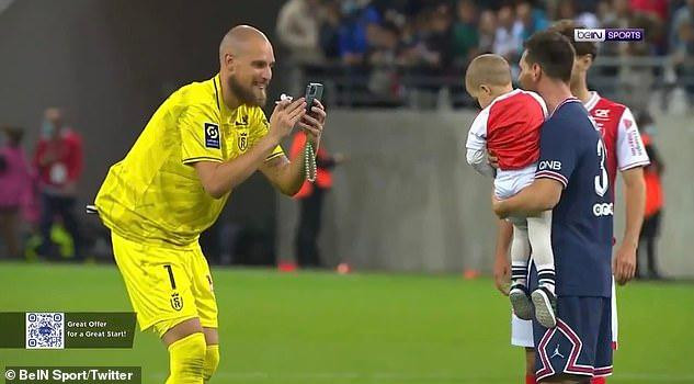 Sau trận, thủ thành Rajkovic của Reims tranh thủ xin cho cậu con trai của anh chụp kiểu ảnh với Messi. Tân binh Van Bergen của Reims cũng xin đổi áo đấu với ngôi sao người Argentina. Sau trận, thủ thành Rajkovic của Reims tranh thủ xin cho cậu con trai của anh chụp kiểu ảnh với Messi. Tân binh Van Bergen của Reims cũng xin đổi áo đấu với ngôi sao người Argentina.