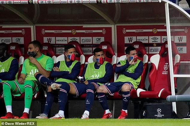 Dù HLV Mauricio Pochettino khẳng định Messi đã có trạng thái thể lực tốt nhưng ông vẫn cất anh trên băng ghế dự bị. PSG ra sân với bộ 3 tấn công quen thuộc Neymar - Mbappe - Di Maria. Dù HLV Mauricio Pochettino khẳng định Messi đã có trạng thái thể lực tốt nhưng ông vẫn cất anh trên băng ghế dự bị. PSG ra sân với bộ 3 tấn công quen thuộc Neymar - Mbappe - Di Maria.