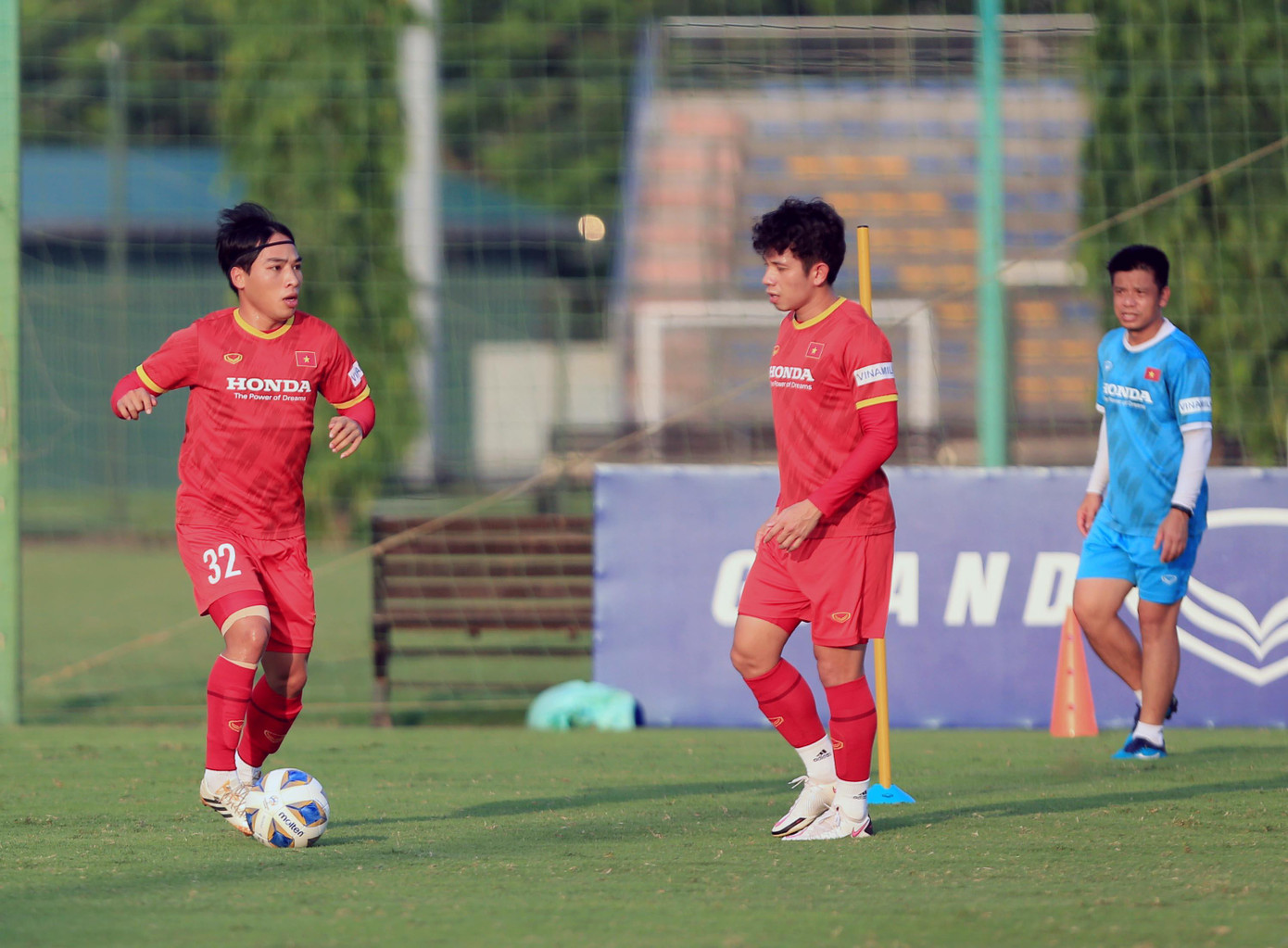 Buổi tập chiều nay chào đón sự trở lại của tiền vệ Lê Tiến Anh sau thời gian phải tập hồi phục theo chế độ dưới sự hướng dẫn của các bác sĩ. Bản thân Tiến Anh cũng xác định đây là thời điểm rất quan trọng để nắm bắt cơ hội tiếp tục góp mặt trong cuộc hành trình cùng đội tuyển. Vì vậy, tiền vệ được ví như “cánh chim lạ nơi tuyến giữa” này rất nỗ lực để bắt nhịp trở lại trong các bài tập, cố gắng đáp ứng tốt nhất các yêu cầu của BHL.