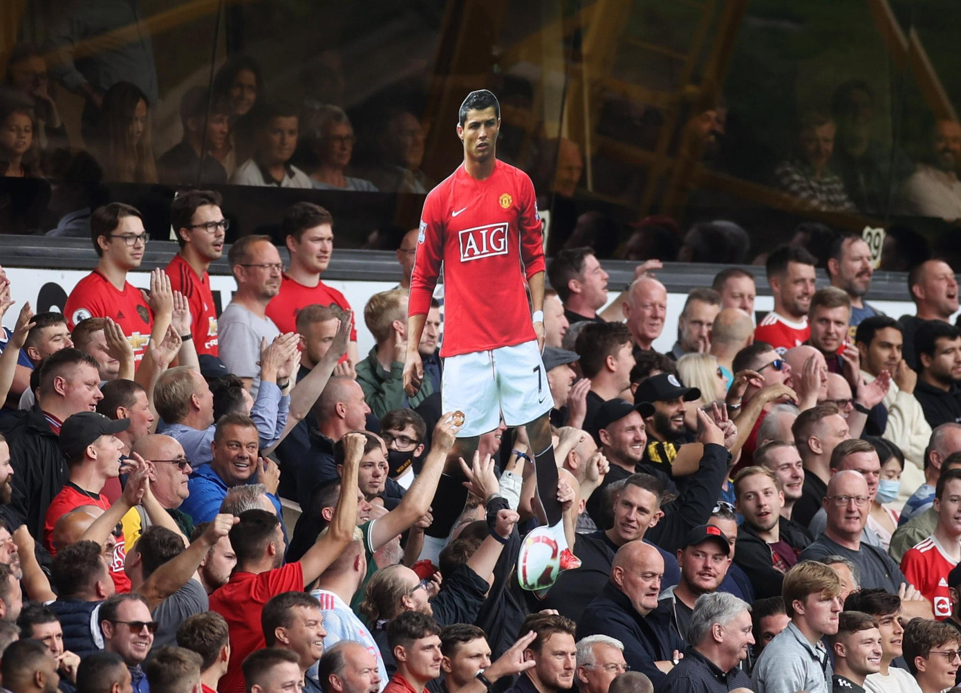 CĐV M.U mang hình ảnh Ronaldo tới sân trong trận gặp Wolverhampton CĐV M.U mang hình ảnh Ronaldo tới sân trong trận gặp Wolverhampton