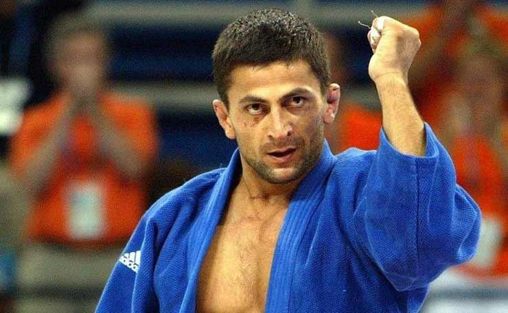 Zviadauri vô địch hạng cân 90kg môn judo tại Olympic Athens 2004.