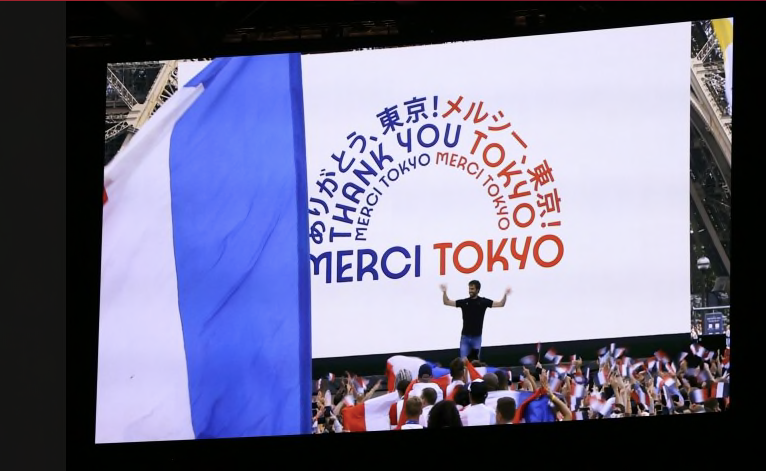Thống đốc Tokyo đã bàn giao cờ Olympic cho bà Anne Hidalgo, Thị trưởng Paris - thành phố đăng cai Olympic mùa Hè 2024.