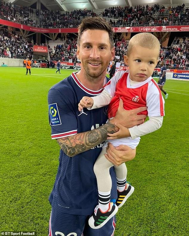Trước khi vào đường hầm, Messi kịp ký tặng vào banner của một hội CĐV ở Reims. Ngôi sao người Argnetina đã nhận được sự chào đón và ủng hộ nồng nhiệt từ người hâm mộ Ligue 1. Trước khi vào đường hầm, Messi kịp ký tặng vào banner của một hội CĐV ở Reims. Ngôi sao người Argnetina đã nhận được sự chào đón và ủng hộ nồng nhiệt từ người hâm mộ Ligue 1.