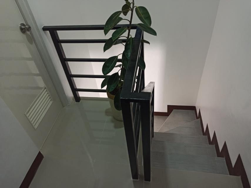 Cầu thang dẫn lên khu vực tầng trên ngôi nhà