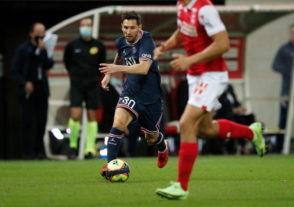 Hình ảnh Messi trong màu áo mới PSG còn chút lạ lẫm, nhưng những pha đi bóng tinh tế của anh trên sân cỏ thì vẫn quen thuộc. Hình ảnh Messi trong màu áo mới PSG còn chút lạ lẫm, nhưng những pha đi bóng tinh tế của anh trên sân cỏ thì vẫn quen thuộc.