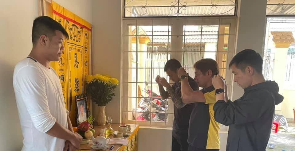 Trợ lý Nguyễn Văn Đàn (giữa) và các cầu thủ HAGL đến viếng cha của Bửu Ngọc. Trợ lý Nguyễn Văn Đàn (giữa) và các cầu thủ HAGL đến viếng cha của Bửu Ngọc.
