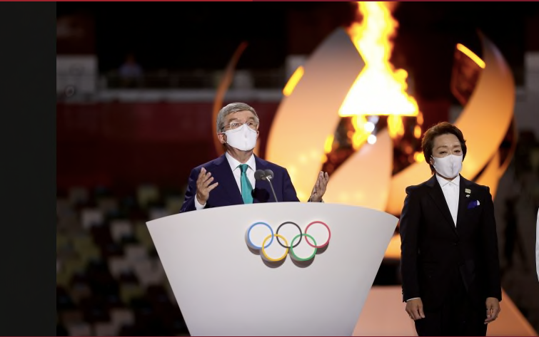 Chủ tịch IOC Thomas Bach cảm ơn các tình nguyện viên và chính quyền thành phố Tokyo và chủ nhà Nhật Bản. Ông đánh giá cao nỗ lực của ban tổ chức trong gian đoạn khó khăn và khẳng định đây là một kỳ Olympic lịch sử. Ông Bach tuyên bố Olympic Tokyo 2020 kết thúc.