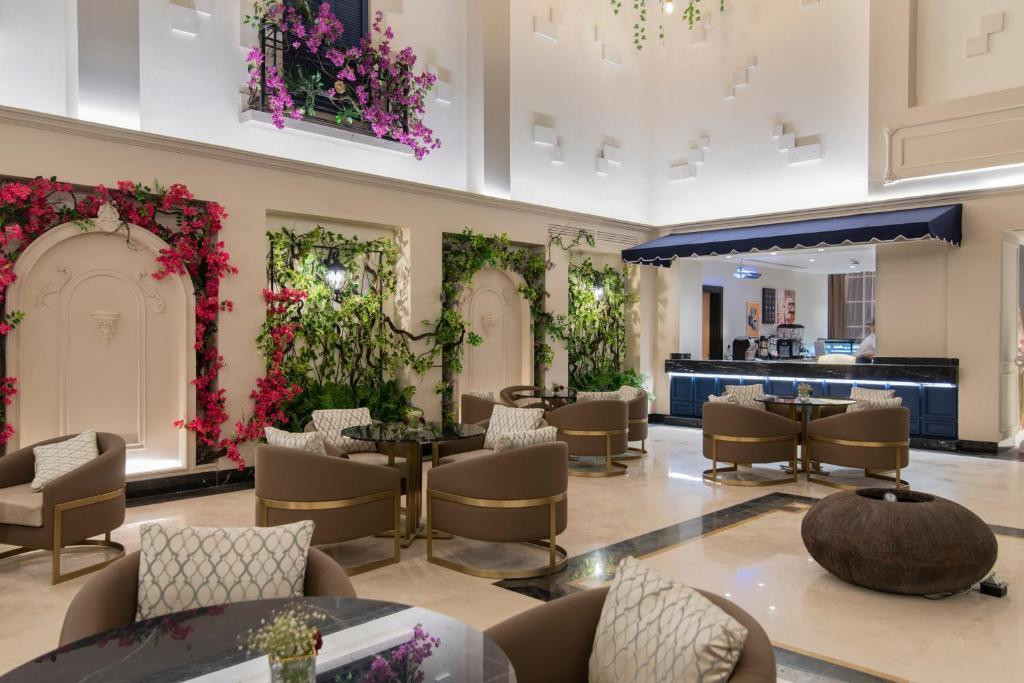 Đội tuyển Việt Nam sẽ đóng quân tại khách sạn Gardino. Đây là khách sạn tiêu chuẩn 4 sao, một trong những nơi đắt khách nhất tại thành phố Riyadh. Nếu không đặt phòng trước khoảng 3 tuần, sẽ khó kiếm được một chỗ trống tại đây. Đội tuyển Việt Nam sẽ đóng quân tại khách sạn Gardino. Đây là khách sạn tiêu chuẩn 4 sao, một trong những nơi đắt khách nhất tại thành phố Riyadh. Nếu không đặt phòng trước khoảng 3 tuần, sẽ khó kiếm được một chỗ trống tại đây.