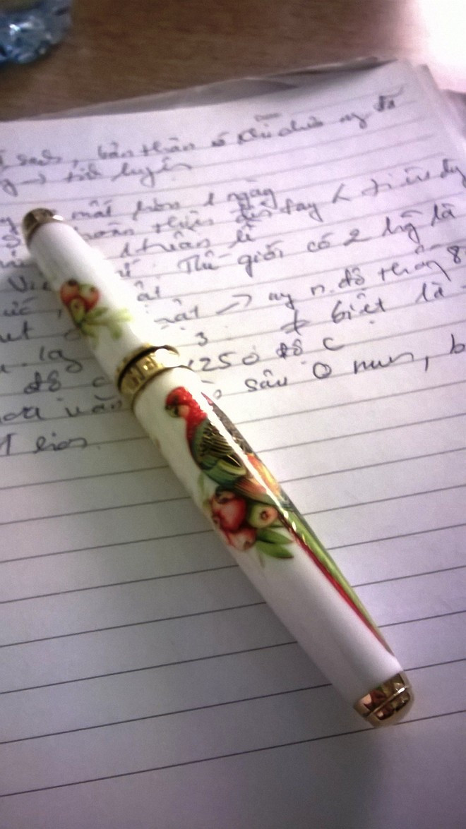 Nhà sản xuất cho biết sẽ không sản xuất đại trà với số lượng lớn, chỉ làm theo đơn đặt hàng. Song chỉ những khách hàng có thẻ thành viên của Minh Long mới mua được sản phẩm này, vì nó không bán bằng tiền mặt mà được tính bằng số điểm tích lũy khi mua hàng của Minh Long.. Nhà sản xuất cho biết sẽ không sản xuất đại trà với số lượng lớn, chỉ làm theo đơn đặt hàng. Song chỉ những khách hàng có thẻ thành viên của Minh Long mới mua được sản phẩm này, vì nó không bán bằng tiền mặt mà được tính bằng số điểm tích lũy khi mua hàng của Minh Long.