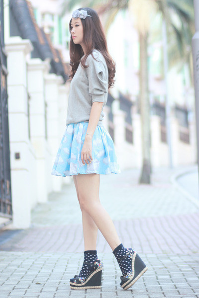 Mix váy ngắn cùng với tất cao quá đầu gối sẽ đem lại cho bạn vẻ dễ thương mà vẫn rất cá tính. Vẻ đẹp dịu dàng và dễ thương của chân váy xòe kết hợp với vẻ đẹp thanh lịch của áo sơ mi tạo nên một phong cách cực hoàn hảo. Váy ngắn + áo pull = một phong cách đậm chất teen Thêm áo khoác nhẹ nhàng cho ngày trở gió Áo sơ mi diện trong áo len hoặc áo pull mix cùng chân váy sẽ đem lại cho bạn vẻ trẻ trung thanh lịch.