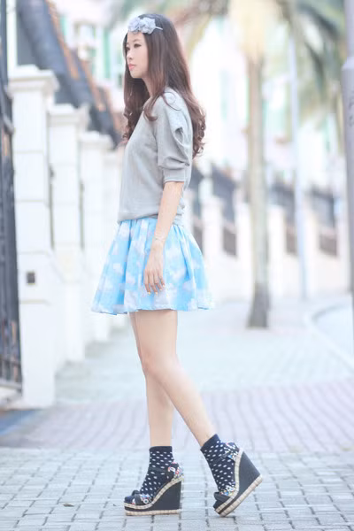 Mix váy ngắn cùng với tất cao quá đầu gối sẽ đem lại cho bạn vẻ dễ thương mà vẫn rất cá tính. Vẻ đẹp dịu dàng và dễ thương của chân váy xòe kết hợp với vẻ đẹp thanh lịch của áo sơ mi tạo nên một phong cách cực hoàn hảo. Váy ngắn + áo pull = một phong cách đậm chất teen Thêm áo khoác nhẹ nhàng cho ngày trở gió Áo sơ mi diện trong áo len hoặc áo pull mix cùng chân váy sẽ đem lại cho bạn vẻ trẻ trung thanh lịch.