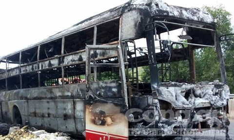 BẢN TIN ATGT: Va chạm xe máy, Camry bị rào sắt đâm toác đầu ảnh 2