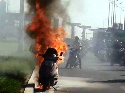 BẢN TIN ATGT: Va chạm xe máy, Camry bị rào sắt đâm toác đầu ảnh 5