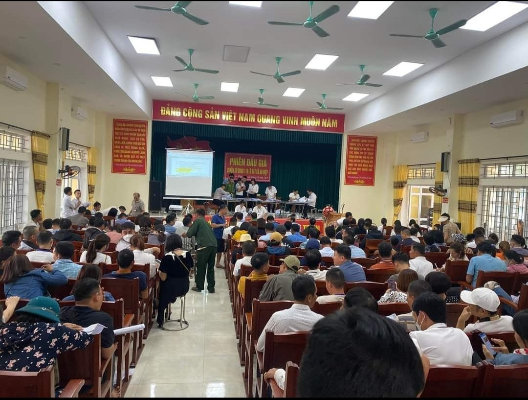 Một buổi đấu giá đất vùng ven Hà Nội thu hút hàng trăm nhà đầu tư. Một buổi đấu giá đất vùng ven Hà Nội thu hút hàng trăm nhà đầu tư.