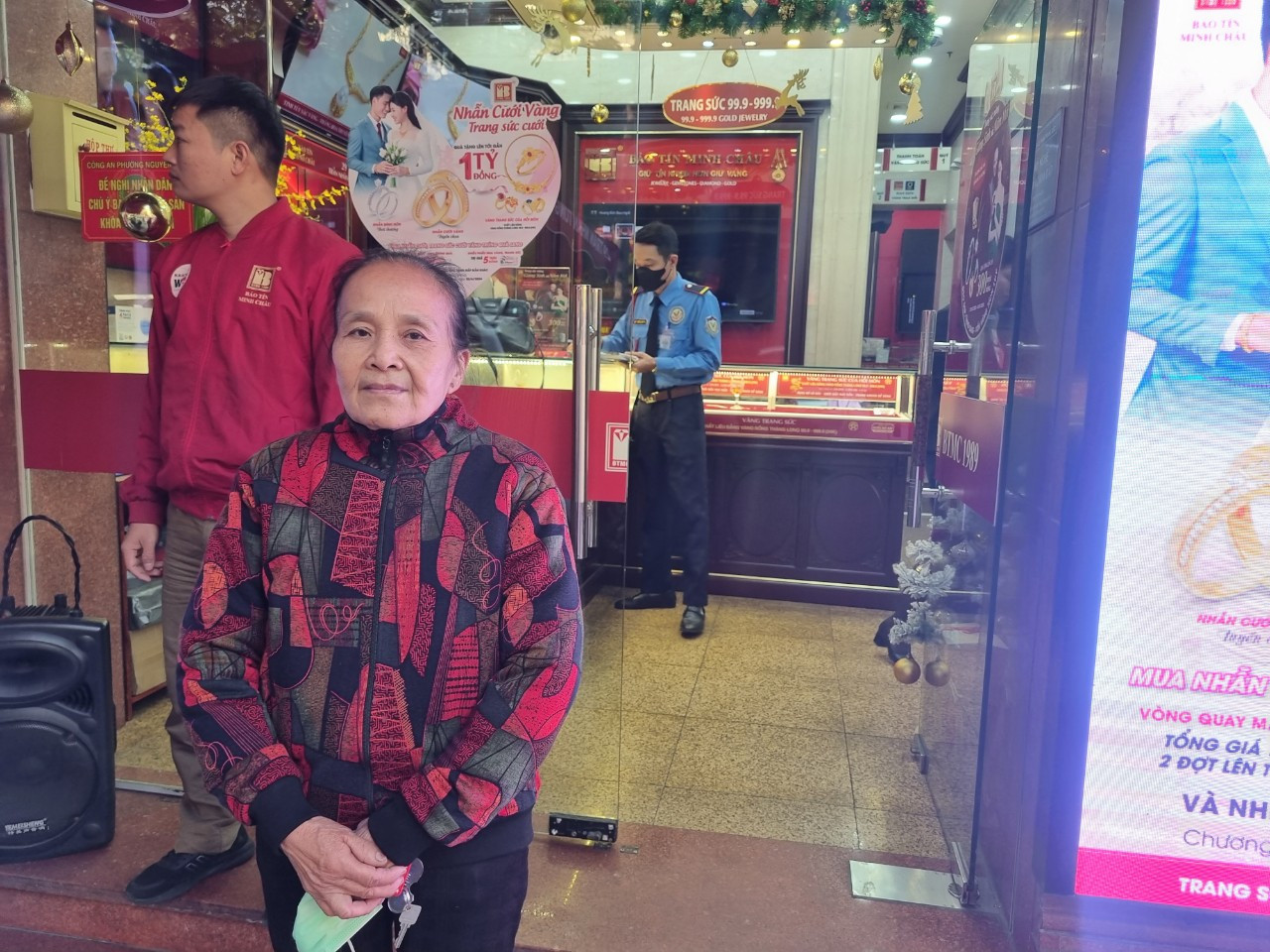 Cô Nguyễn Hằng (Giáp Bát, Hà Nội) đợi 1 tiếng mua vàng trước giờ mở cửa bất chấp giá vàng được dự báo tăng mạnh (ảnh: Ngọc Mai).