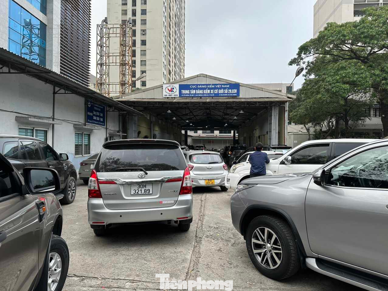 Trung tâm 29.03V, Láng Thượng, Đống Đa xe ô tô xếp hàng dài chờ đăng kiểm (ảnh: Ngọc Mai). Trung tâm 29.03V, Láng Thượng, Đống Đa xe ô tô xếp hàng dài chờ đăng kiểm (ảnh: Ngọc Mai).