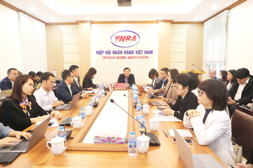 Toàn cảnh họp của Hiệp hội Ngân hàng với các tổ chức tín dụng sáng 5/12. Toàn cảnh họp của Hiệp hội Ngân hàng với các tổ chức tín dụng sáng 5/12.