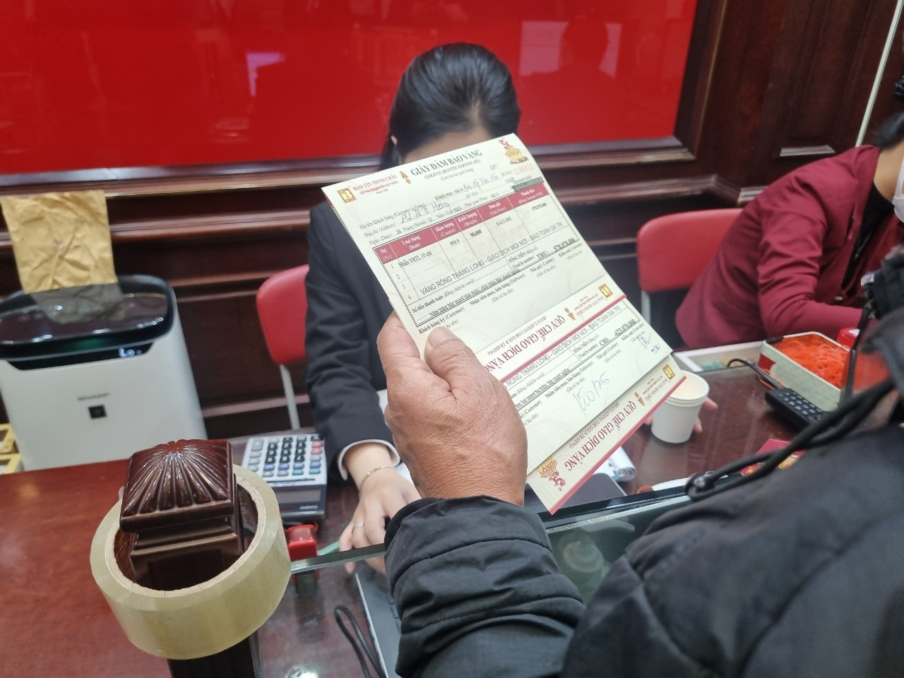 Giấy hẹn lấy vàng ngày 27/12 khi khách mua 1 lúc 9 lượng vàng nhẫn.