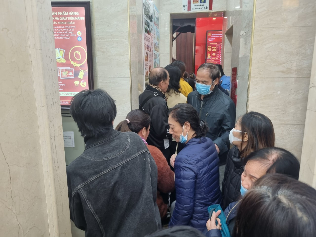 Người dân chen nhau xếp hàng đợi mua bán vàng chiều 26/12.